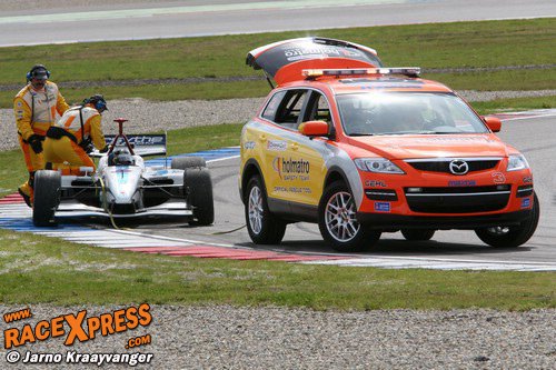 Het Holmatro team probeert Tracy weer op weg te helpen